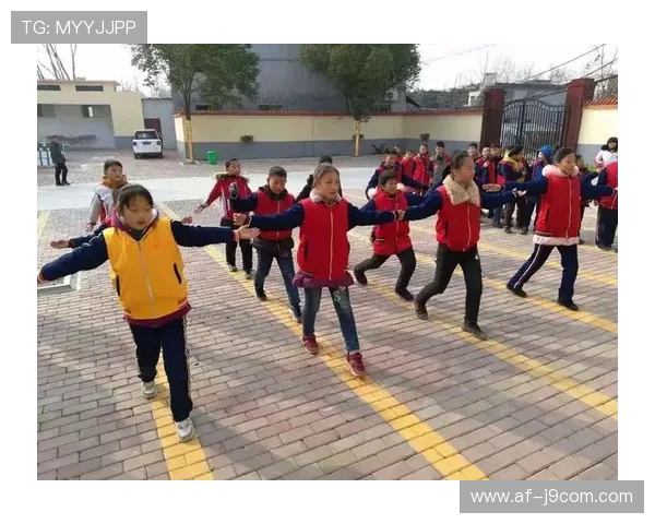 小宝小弟活力满满在周末足球课堂收获自信友谊与全面成长精彩故事